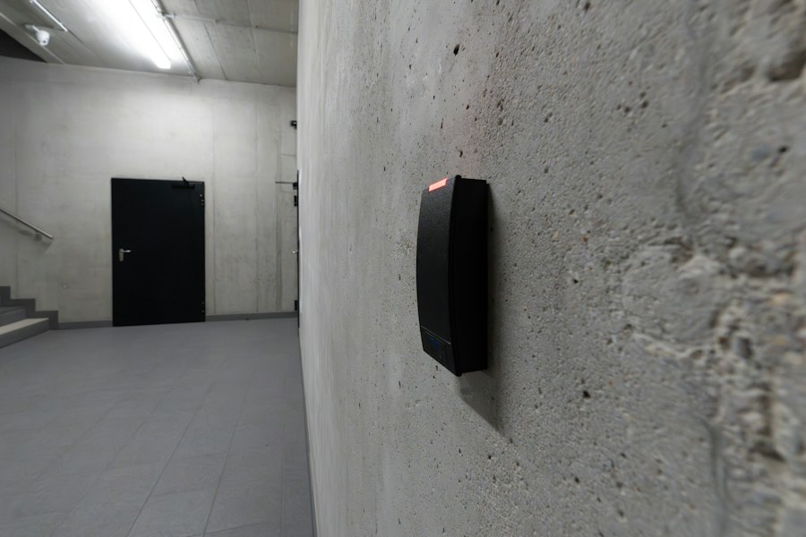 Fotografía ilustrativa de un lector de control de accesos